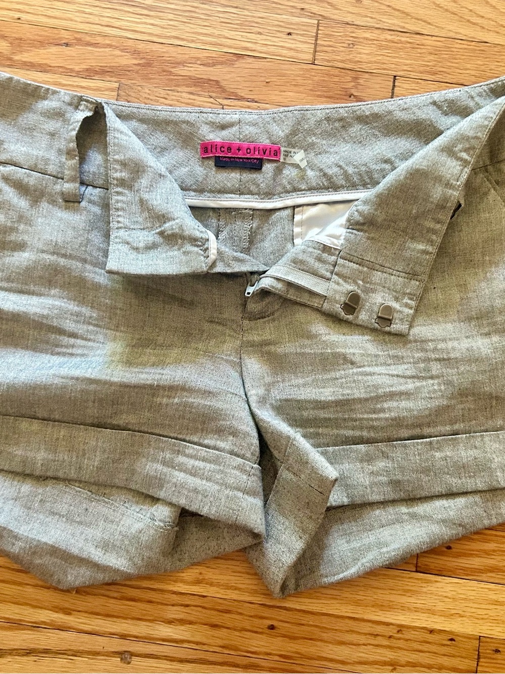 Alice + Olivia Light Gray Linen-Blend Cuffed Shorts